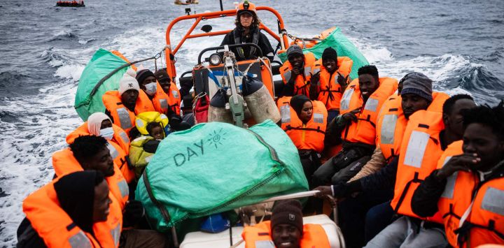 Migrantes a bordo de una lancha neumática rígida (RHIB) del buque de rescate "Ocean Viking" tras ser rescatados de una lancha abarrotada en la zona de búsqueda y rescate frente a las aguas internacionales de Libia. Cuarenta y seis migrantes en una lancha neumática en peligro fueron rescatados por la tripulación del "Ocean Viking" en aguas internacionales frente a la costa de Libia mientras intentaban llegar a la isla italiana de Lampedusa.