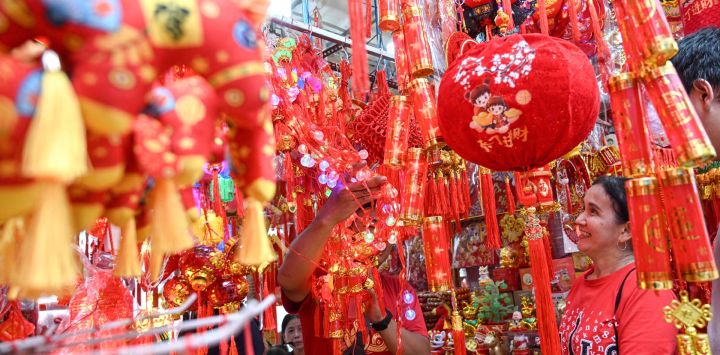 Personas eligen decoraciones para el Año Nuevo chino en un puesto callejero en Glodok el barrio chino, en Yakarta, Indonesia.