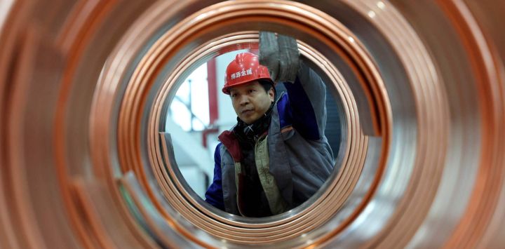 Un trabajador prepara productos de varillas de cobre para transporte en el taller de una empresa en Huai'an, en la provincia de Jiangsu, en el este de China.