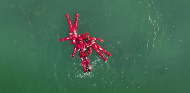 Vista aérea tomada con un dron de personas disfrazadas de cangrejos de río flotando en el agua en un parque, en Yinchuan, en la región autónoma hui de Ningxia, en el noroeste de China.