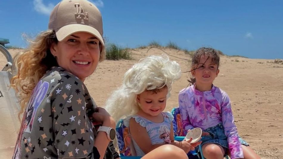 Isabel Macedo y sus hijas
