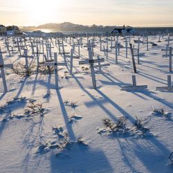 Cruces blancas que marcan tumbas proyectan largas sombras sobre un cementerio nevado en Nuuk, Groenlandia, durante la escasa luz solar invernal. | Foto:JONATHAN NACKSTRAND / AFP