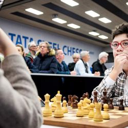 El argentino Faustino Oro compite contra Lu Miaoyi en el torneo de ajedrez Tata Steel Masters en Wijk aan Zee. | Foto:Ramon van Flymen / ANP / AFP
