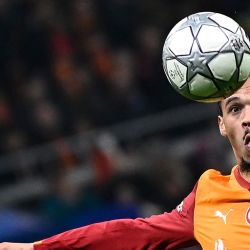 El centrocampista alemán del Galatasaray, Leroy Sané, observa la pelota durante el partido de la jornada 7 de la fase de liga de la UEFA Champions League entre el Galatasaray y el Atlético de Madrid en el Rams Park de Estambul. | Foto:Yasin Akgul / AFP