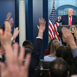 El presidente de Estados Unidos, Donald Trump, habla durante una sesión informativa en la Sala Brady de la Casa Blanca en Washington, D.C.. | Foto:SAUL LOEB / AFP