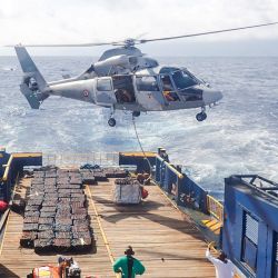 Esta foto tomada por la Marina Nacional Francesa muestra un helicóptero de la Armada Francesa operando junto a un buque pesquero incautado en el Pacífico Sur. La Armada francesa ha incautado 4,87 toneladas de cocaína, que se cree se dirigían a Australia, de un buque pesquero en el Pacífico Sur, según informaron las autoridades francesas. | Foto:Handout / Marine Nationale / AFP