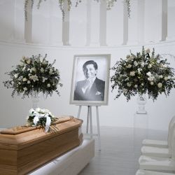 Esta fotografía, tomada y publicada por la Oficina de Prensa de la casa de moda Valentino, muestra el ataúd del diseñador italiano Valentino Garavani, velado en la PM23 - Fundación Valentino Garavani y Giancarlo Giammetti en Roma. | Foto:Oficina de Prensa de Valentino / AFP