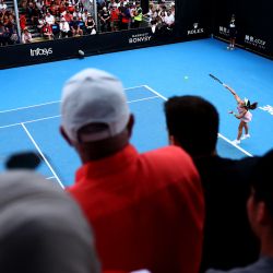 La turca Zeynep Sonmez le sirve a la húngara Anna Bondar durante su partido individual femenino en el cuarto día del torneo de tenis Abierto de Australia en Melbourne. | Foto:Martin Keep / AFP