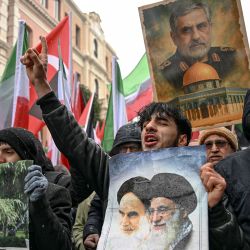 Manifestantes sostienen imágenes del líder supremo iraní, el ayatolá Alí Jamenei; del difunto fundador de la República Islámica, Ruhollah Jomeini; y del abatido comandante de la Guardia Revolucionaria iraní, Qasem Soleimani, durante una manifestación pro-régimen iraní frente al consulado iraní en Estambul. Las autoridades iraníes han declarado que están considerando restablecer gradualmente el acceso a internet tras imponer un corte de comunicaciones sin precedentes hace 10 días, que, según organizaciones de derechos humanos, enmascaró una violenta represión de las protestas que causó miles de muertos. | Foto:OZAN KOSE / AFP