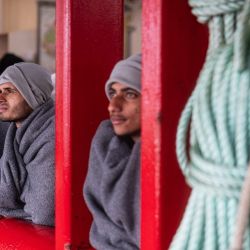 Migrantes rescatados observan el puerto mientras esperan desembarcar del barco de rescate "Ocean Viking", operado por la ONG SOS Mediterranee, en el puerto de Palermo, sur de Italia. El barco humanitario Ocean Viking rescató a 90 migrantes en el mar Mediterráneo antes de atracar en el puerto de Palermo, Italia, donde fueron recibidos por las autoridades portuarias y la Cruz Roja Italiana. | Foto:SAMEER Al-DOUMY / AFP