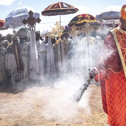 Un clérigo ortodoxo de alto rango agita un incensario para esparcir incienso entre los fieles antes de la procesión durante la liturgia de Timkat, en Jan Meda, Adís Abeba, Etiopía. | Foto:Marco Simoncelli / AFP
