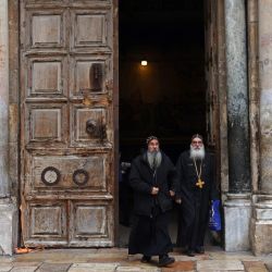 Visitantes caminan por el complejo de la Iglesia del Santo Sepulcro en la Ciudad Vieja de Jerusalén. | Foto:HAZEM BADER / AFP
