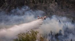 Avión hidrante combate el fuego en Chubut