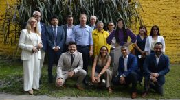 Diego Santilli, ministro del Interior, y los legisladores oficialistas de Salta posaron junto a una gigantografía de cartón de la senadora Emilia Orozco