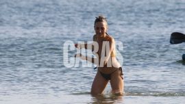 Adiós a las bikinis clásicas: la apuesta bicolor de Ámbar de Benedictis en Punta del Este