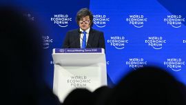 El presidente argentino, Javier Milei, habla durante la reunión anual del Foro Económico Mundial (FEM) en Davos.