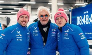 Franco Colapinto junto a Flavio Briatore y Pierre Gasly 