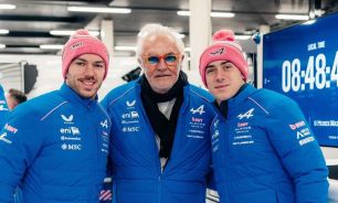 Franco Colapinto junto a Flavio Briatore y Pierre Gasly 