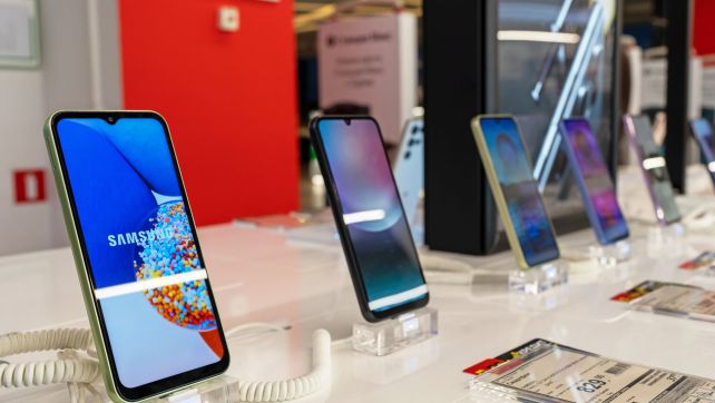 Celulares: ¿Cuándo van a bajar los precios?