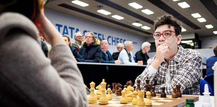 El argentino Faustino Oro compite contra Lu Miaoyi en el torneo de ajedrez Tata Steel Masters en Wijk aan Zee.