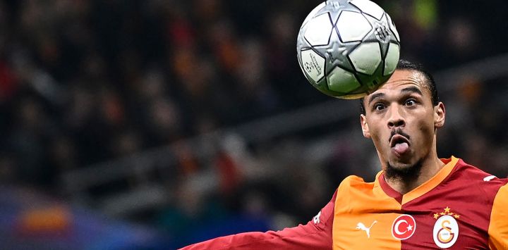El centrocampista alemán del Galatasaray, Leroy Sané, observa la pelota durante el partido de la jornada 7 de la fase de liga de la UEFA Champions League entre el Galatasaray y el Atlético de Madrid en el Rams Park de Estambul.