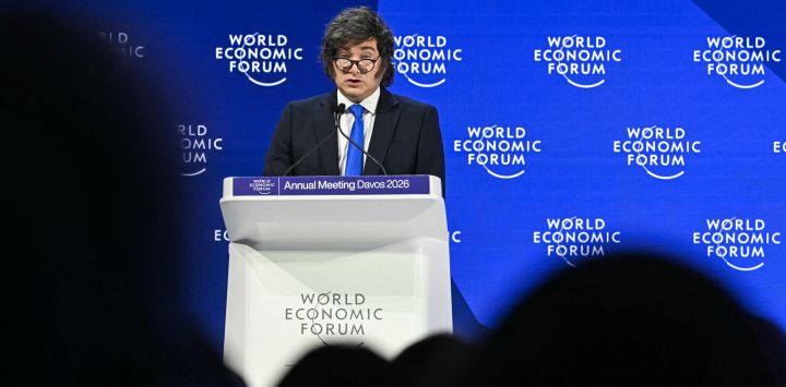 El presidente argentino, Javier Milei, habla durante la reunión anual del Foro Económico Mundial (FEM) en Davos.