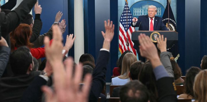 El presidente de Estados Unidos, Donald Trump, habla durante una sesión informativa en la Sala Brady de la Casa Blanca en Washington, D.C..