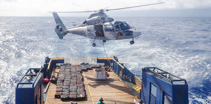 Esta foto tomada por la Marina Nacional Francesa muestra un helicóptero de la Armada Francesa operando junto a un buque pesquero incautado en el Pacífico Sur. La Armada francesa ha incautado 4,87 toneladas de cocaína, que se cree se dirigían a Australia, de un buque pesquero en el Pacífico Sur, según informaron las autoridades francesas.