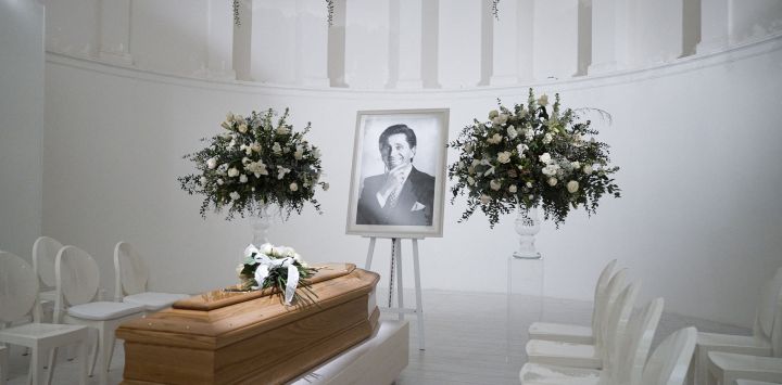 Esta fotografía, tomada y publicada por la Oficina de Prensa de la casa de moda Valentino, muestra el ataúd del diseñador italiano Valentino Garavani, velado en la PM23 - Fundación Valentino Garavani y Giancarlo Giammetti en Roma.