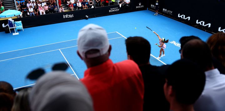 La turca Zeynep Sonmez le sirve a la húngara Anna Bondar durante su partido individual femenino en el cuarto día del torneo de tenis Abierto de Australia en Melbourne.