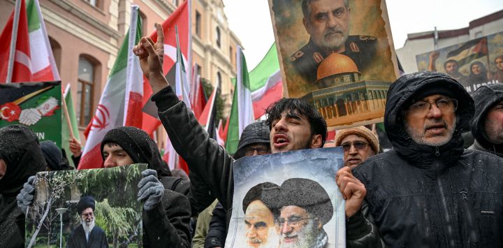 Manifestantes sostienen imágenes del líder supremo iraní, el ayatolá Alí Jamenei; del difunto fundador de la República Islámica, Ruhollah Jomeini; y del abatido comandante de la Guardia Revolucionaria iraní, Qasem Soleimani, durante una manifestación pro-régimen iraní frente al consulado iraní en Estambul. Las autoridades iraníes han declarado que están considerando restablecer gradualmente el acceso a internet tras imponer un corte de comunicaciones sin precedentes hace 10 días, que, según organizaciones de derechos humanos, enmascaró una violenta represión de las protestas que causó miles de muertos.