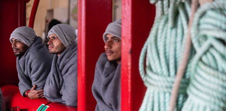 Migrantes rescatados observan el puerto mientras esperan desembarcar del barco de rescate "Ocean Viking", operado por la ONG SOS Mediterranee, en el puerto de Palermo, sur de Italia. El barco humanitario Ocean Viking rescató a 90 migrantes en el mar Mediterráneo antes de atracar en el puerto de Palermo, Italia, donde fueron recibidos por las autoridades portuarias y la Cruz Roja Italiana.