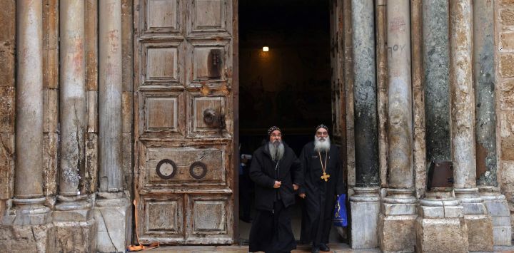 Visitantes caminan por el complejo de la Iglesia del Santo Sepulcro en la Ciudad Vieja de Jerusalén.