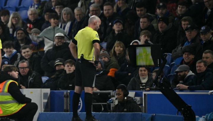 El árbitro asistente de video (VAR) en acción