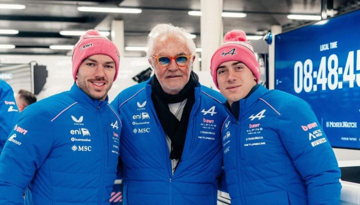 Franco Colapinto junto a Flavio Briatore y Pierre Gasly 