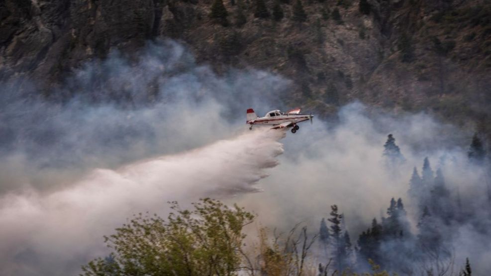 Avión hidrante combate el fuego en Chubut