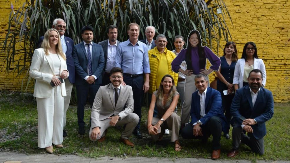 Diego Santilli, ministro del Interior, y los legisladores oficialistas de Salta posaron junto a una gigantografía de cartón de la senadora Emilia Orozco