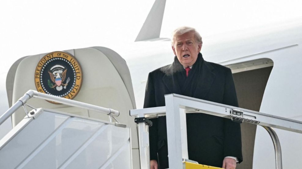 Donald Trump desciende del Air Force One en el aeropuerto de Zúrich para participar del Foro de Davos 2026
