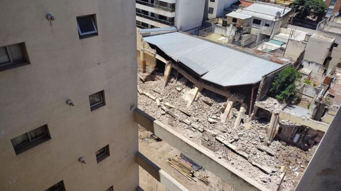 Conmoción por derrumbe en barrio General Paz: graves daños en autos y edificios linderos