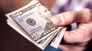 El salario pretendido en dólares subió casi 50%.