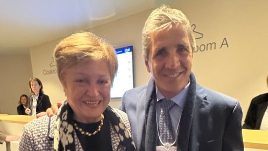 Luis Caputo se cruzó con Kristalina Georgieva en Davos, y la titular del FMI le elogió la “acumulación de reservas”