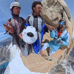 Los atletas rusos Boris Egorov, Vladimir Murzaev y Konstantin Jäämurd se tiraron en wingsuit desde el Fitz Roy.