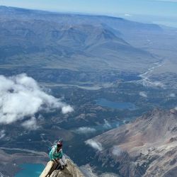 Los atletas rusos Boris Egorov, Vladimir Murzaev y Konstantin Jäämurd se tiraron en wingsuit desde el Fitz Roy.