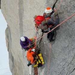 Los atletas rusos Boris Egorov, Vladimir Murzaev y Konstantin Jäämurd se tiraron en wingsuit desde el Fitz Roy.