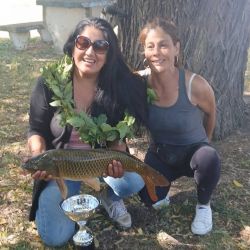 El soberbio ejemplar ganador se tentó con una masa cocida casera, preparada por Delia a base de harina común, polenta, vainilla, pimentón dulce, picante y abundante ají. 