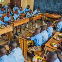 Imagen de niños almorzando en su salón de clases en una escuela, en el distrito de Bugesera, en la provincia Oriental, en Ruanda. Bajo un programa de apoyo infantil lanzado en 2023, los niños aquí reciben alimentos en escuelas para atender sus problemas de nutrición. | Foto:Xinhua/Cyril Ndegeya)