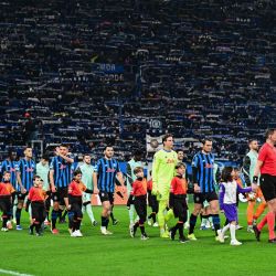 Jugadores y árbitros entran al campo antes del partido de la séptima jornada de la fase de liga de la UEFA Champions League entre el Atalanta Bergame y el Athletic Bilbao en el estadio Atleti Azzurri d'Italia en Bérgamo. | Foto:PIERO CRUCIATTI / AFP
