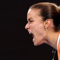 La griega Maria Sakkari reacciona tras un punto ante la rusa Mirra Andreeva durante su partido individual femenino en el cuarto día del Abierto de Australia en Melbourne. | Foto:DAVID GRAY / AFP