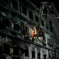 Rescatistas buscan cuerpos entre los escombros tras un gran incendio en un centro comercial de Karachi. Rescatistas pakistaníes registraron los restos carbonizados de un centro comercial de Karachi en busca de decenas de desaparecidos tras un gran incendio que destruyó el complejo. Los familiares proporcionaron muestras de ADN para facilitar la búsqueda. | Foto:Asif Hassan / AFP