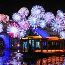 Turistas toman un barco para observar las decoraciones luminosas exhibidas en el Parque Bailuzhou durante el 40° Festival de Linternas de Qinhuai, en Nanjing, en la provincia de Jiangsu, en el este de China. | Foto:Xinhua/Li Bo